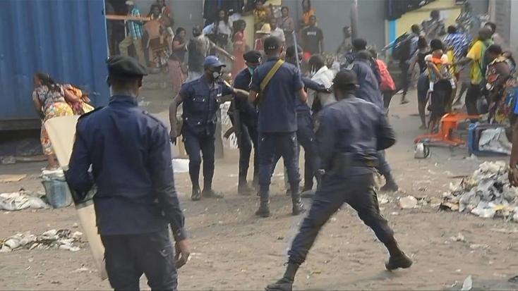 Kinshasa : la manifestation de l’opposition contre le référendum dispersée à coups de gaz lacrymogènes Kinshasa : la manifestation de l’opposition contre le référendum dispersée à coups de gaz lacrymogènes